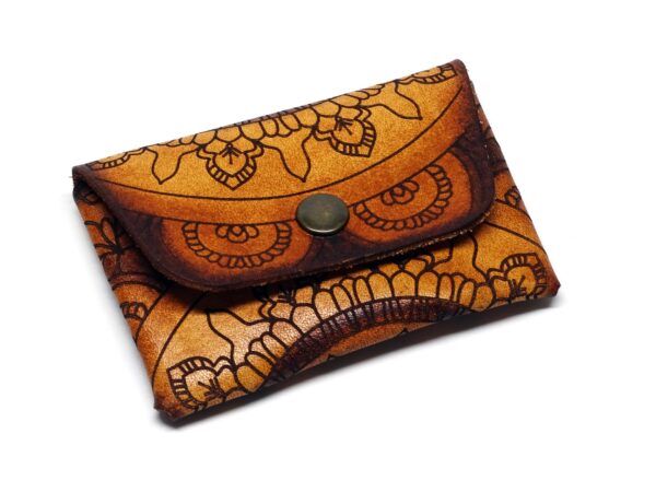 Leder Karten Etui mit gravierten Mandala Motiv - Liegend Perspektive