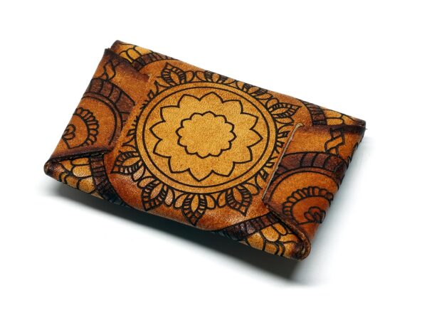Leder Karten Etui mit gravierten Mandala Motiv - Rückseite