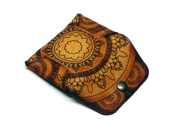 Leder Karten Etui mit gravierten Mandala Motiv - Rückseite Geöffnet