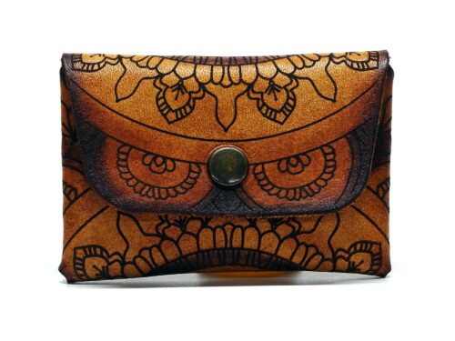 Leder Karten Etui mit gravierten Mandala Motiv - Vorderseite